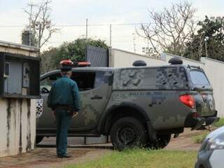 Camionete entra na sede do Gaeco, na manhã desta quarta-feira (dia 8). (Foto: Marina Pacheco).