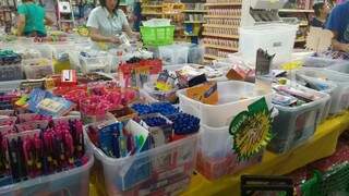 Lojas oferecem promoções como canetas por menos de R$ 1. (Foto: Renata Volpe)