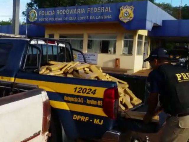 Traficante foge da pol&iacute;cia e abandona caminhonete com 375 kg de maconha 