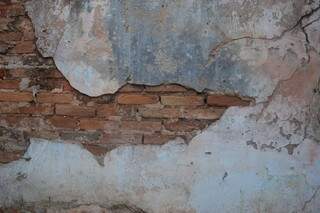 Paredes que exibem o tijolo original usado na construção. (foto: Thailla Torres)