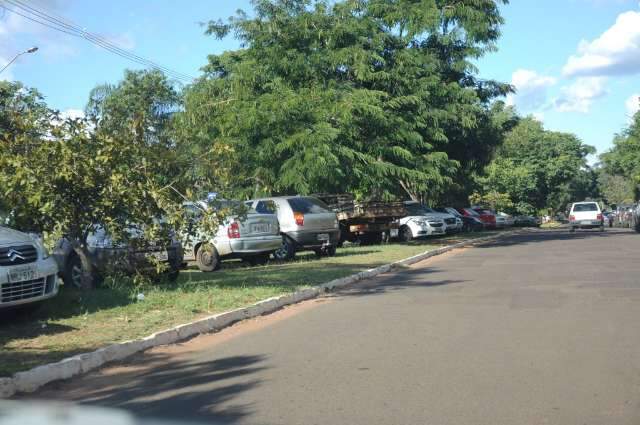 Condutores s&atilde;o multados por estacionar ve&iacute;culos em canteiro para fazer biometria