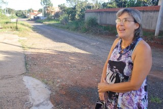 Moradora sugere a prefeitura que sehja instalado paralelepípedos para a região (Foto: Marcos Ermínio)