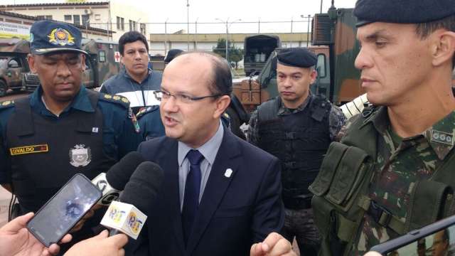 Varredura do Ex&eacute;rcito e PM acha 302 armas brancas e drogas em pres&iacute;dio