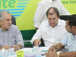 À esquerda, governador conversando com o refeito de Caarapó, André Nezzi (PDT). (Foto: Subcom/Divulgação)