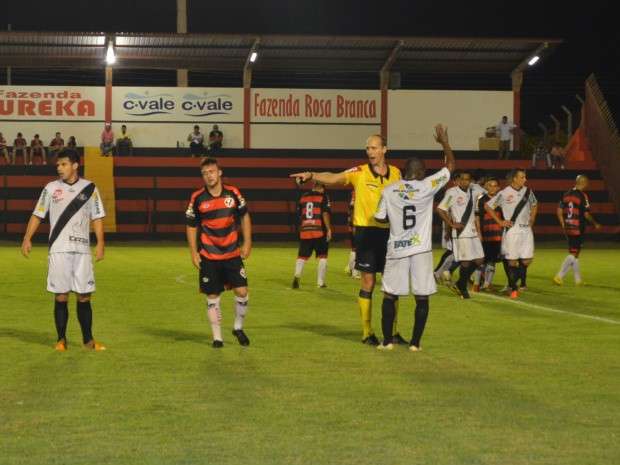 Ap&oacute;s vit&oacute;ria, &Aacute;guia Negra dispensa alguns jogadores e procura amistosos