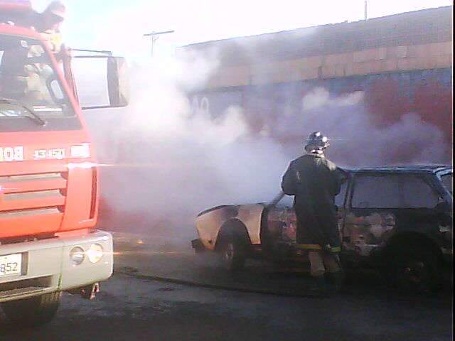  Carca&ccedil;a de ve&iacute;culo &eacute; incendiada em frente ao terminal Bandeirantes