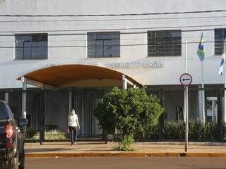 Presidente Vargas, maior escola de Dourados, com portão fechado em dia de greve (Foto: Helio de Freitas)