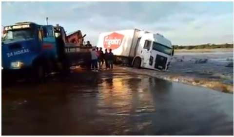Rio transborda e quase arrasta caminhão na MS-276; confira o vídeo