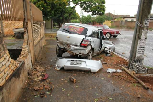 Mulher perde controle de carro, invade cal&ccedil;ada e bate em muro e poste