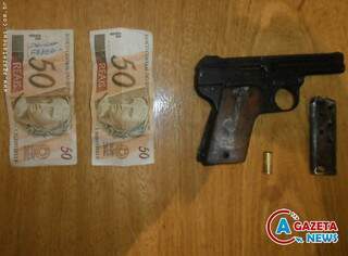 O dinheiro e a arma apreendia pela Polícia. (Foto: divulgação)