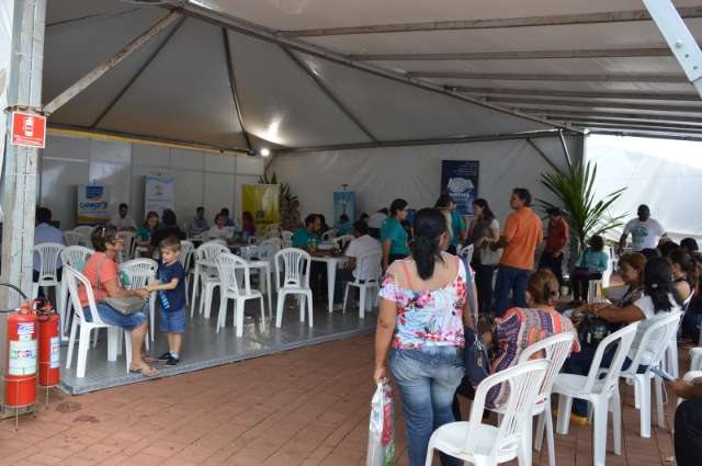 Em busca de  formaliza&ccedil;&atilde;o e para tirar d&uacute;vidas, 1700 pessoas v&atilde;o &agrave; pra&ccedil;a