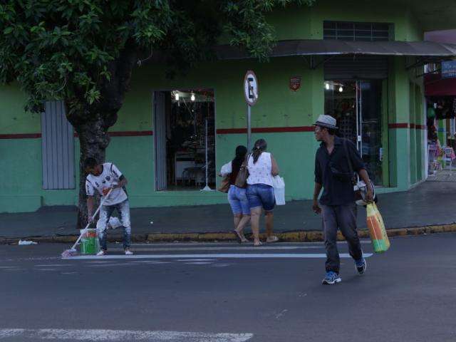 Com sobras de tinta, Adilson faz reparos na sinaliza&ccedil;&atilde;o de tr&acirc;nsito no Centro