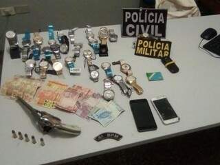 Relógios e dinheiros roubados no crime. (Foto: Divulgação/Polícia Militar) 
