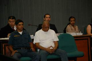 João Bosco, de camiseta branca e cabeça baixa, foi condenado a 17 anos de prisão. (Foto: Pedro Peralta)
