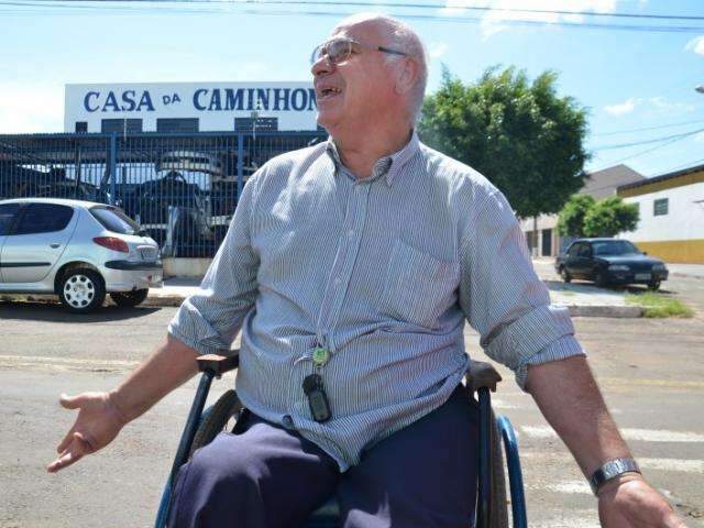 Na entrega de cadeiras, sorrisos de quem v&ecirc; nas rodas qualidade de vida