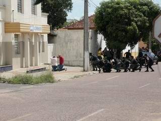 Bandidos fizeram três reféns na tarde de ontem em Coxim. (Foto: PC de Souza)