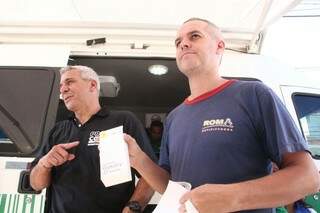 Superintendente do Procon, Marcelo Salomão, com Jucelle Soares, que conseguiu fazer acordo com loja (Foto: Marcos Erminio)