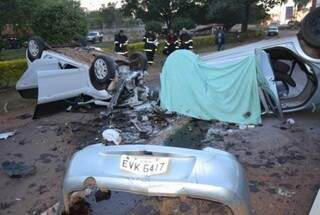 Carros ficaram destruídos após acidente com capotagem e explosão  (Foto: O Pantaneiro) 