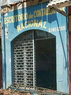 Mulher escapa de desabamento de marquise de escrit&oacute;rio no centro