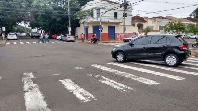 Carro sem condutor desce de r&eacute; por rua movimentada da regi&atilde;o central