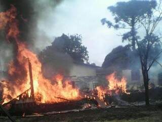 Incêndio resultou na morte de seis pessoas de uma mesma família (Foto: Marizete Spindola)