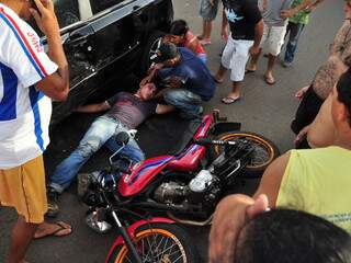 Motociclista bateu cabeça contra parabrisa e parou debaixo do carro (Foto: João Garrigó)