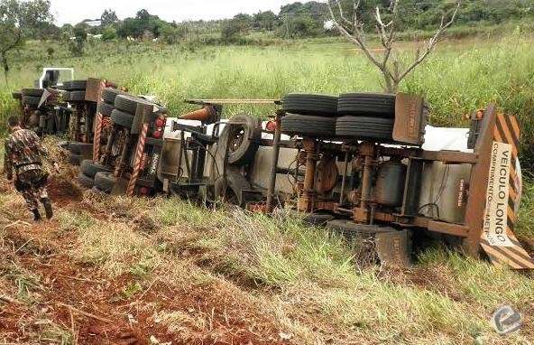 Caminh&atilde;o tomba e derrama 10 mil litros de biodisel &agrave;s margens da BR-163