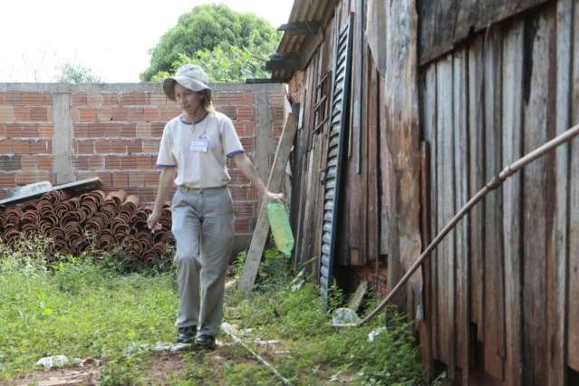Bairro campe&atilde;o em focos de dengue tem sujeira e terrenos baldios