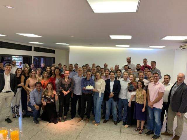 Marquinhos &eacute; recebido com festa de anivers&aacute;rio surpresa na Prefeitura 