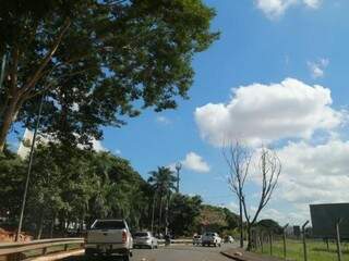 Céu ensolarado na região central de Campo Grande nesta quinta-feira (Foto: Marcos Ermínio)