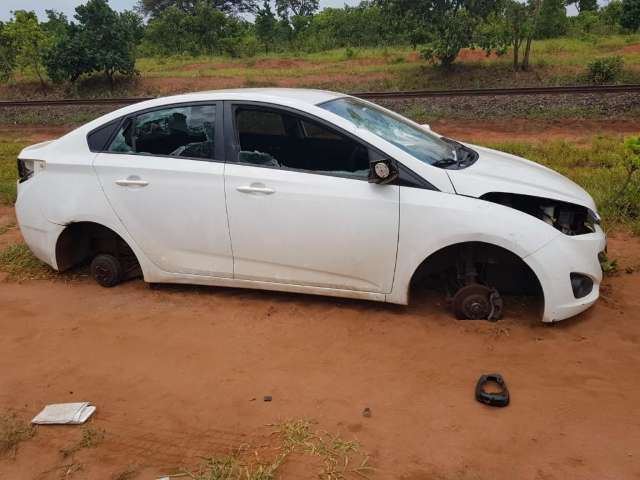 Carro de sargento baleado em assalto &eacute; encontrado &quot;depenado&quot; perto da Gameleira