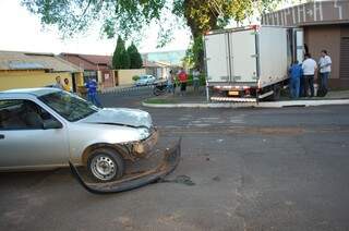 Caminhão bateu em Courier antes de colidir no depósito (Foto: Simão Nogueira)