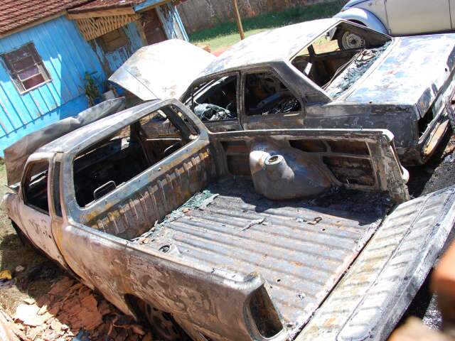  Dois carros s&atilde;o incendiados em quintal de casa no bairro Taquarussu