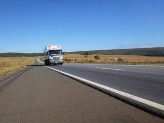 Caminhão em uma das estradas federais do país (Foto: Divulgação/CNT) 