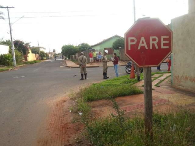 Carro bate em moto e destr&oacute;i muro em cruzamento sem sinaliza&ccedil;&atilde;o
