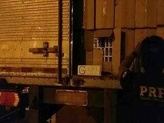 Maços de cigarro estavam escondidos no interior de caminhão baú (Foto: Divulgação/PRF)