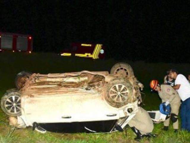 Carro colide em poste de rotat&oacute;ria e motorista morre na hora 