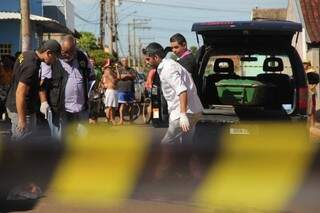 Peritos e funerária recolhem corpo de homem morto a tiros na manhã de hoje (Foto: Marcos Ermínio)