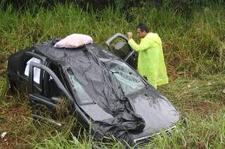 Carro  caiu em uma ribanceira na manhã deste domingo na BR-262. (Foto: Marcos Ermínio)