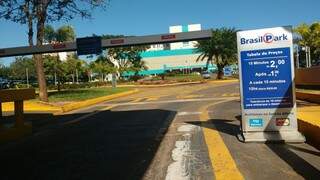 Na Santa Casa, o estacionamento é terceirizado à Brasil Park, que cobra R$ 5 por hora (Foto: Lucas Junot)