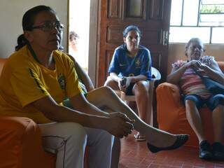 Com a camisa da filha, dona Paulina assiste derrota do Brasil em casa (Foto: Gabriel Neris)