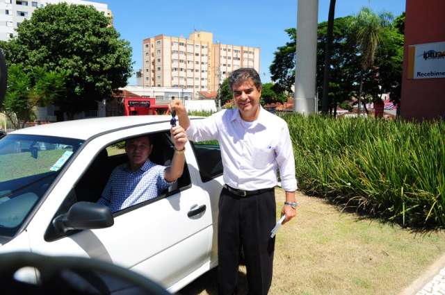 Prefeito faz entrega dos &uacute;ltimos pr&ecirc;mios do IPTU 2012 