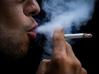 Homem fumante em Campo Grande, onde 12% da população masculina fuma; o índice é o segundo mais alto entre as capitais brasileiras. (Foto: André Bittar/Arquivo)