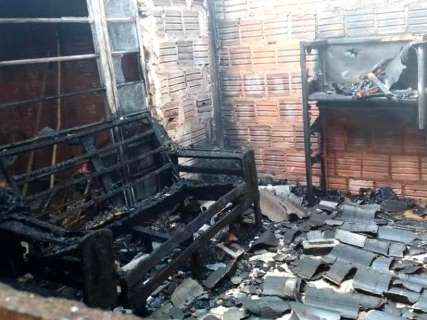 Vizinhos combatem chamas, mas incêndio destroi residência na Vila Militar