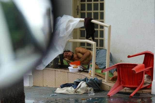 Em dia de confraterniza&ccedil;&atilde;o, cal&ccedil;adas s&atilde;o a cama de quem vive na rua