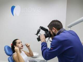 Na avaliação, o dentista usa uma câmera intraoral. (Foto: Paulo Francis)