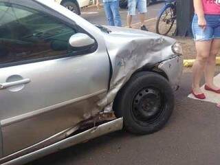 Segundo veículo envolvido no acidente ficou com a dianteira direita destruída.(Foto: Divulgaçao/mbykymi)