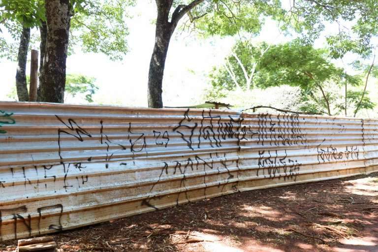 Área externa é mural para pichações. (Foto: Henrique Kawaminami)