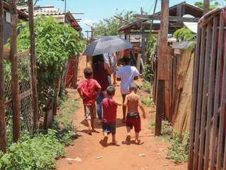 As crianças acompanharam a reportagem e mostraram a vizinhança. (Foto: Marcos Maluf)