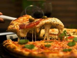 No “Pizza na Pedra”,  as pizzas são servidas na pedra para manter o calor e a crocância. (Foto: Case Digital)